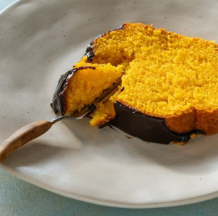 Nem óleo, nem farinha de trigo: para o bolo de cenoura ficar leve e molhadinho você deve prestar atenção nessas 3 dicas