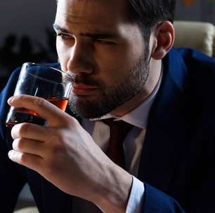 O álcool pesa mais com a idade? Entenda os efeitos da bebida no organismo após os 40 anos