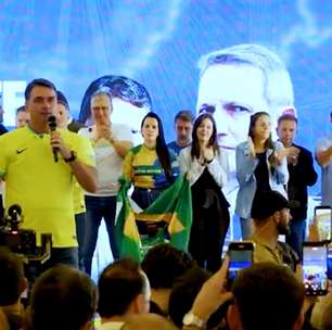Flávio Bolsonaro relaciona Lula ao diabo e diz que tentaram o 'enterrar vivo'
