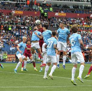 Com dois gols de zagueiro, Roma vence a Lazio e fica perto da Champions
