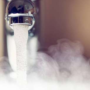 Desentupir com água quente: como a temperatura atua na gordura dos canos e quando o método deixa de ser seguro