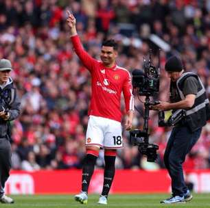 Em despedida, Casemiro vai às lágrimas e agradece à torcida do United: 'A melhor coisa no clube são vocês'