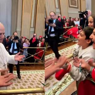 Papa Leão XIV viraliza ao reproduzir gesto da trend 'six seven' para crianças no Vaticano