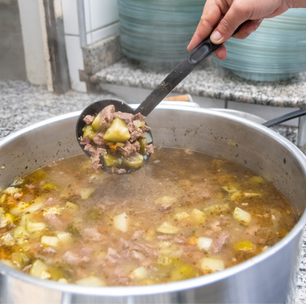 Prato típico da Festa do Divino, afogado será servido em escolas de Mogi nesta quarta