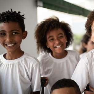 Pessoas que cresceram com muitos amigos na infância podem apresentar esses 6 comportamentos sem saber, diz a psicologia