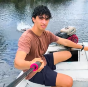Qual sua desculpa? Jovem pega barco todo dia para chegar até à academia em Alter do Chão, no Pará