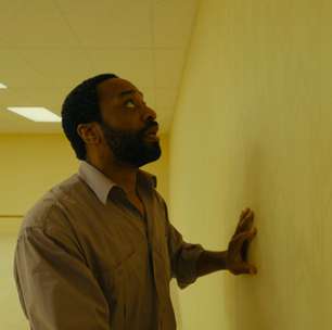 Chiwetel Ejiofor vive homem em colapso psicológico em 'Backrooms: Um Não-Lugar'