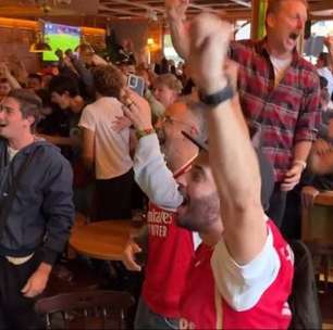 Jornalista da ESPN entra na comemoração da torcida do Arsenal após título da Premier League