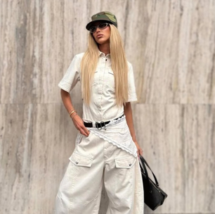 Tem quem ame e tem quem odeie, mas este Converse com salto na cor 'crocodilo albino' é confortável e elegante para mulheres que amam usá-lo com calça jeans