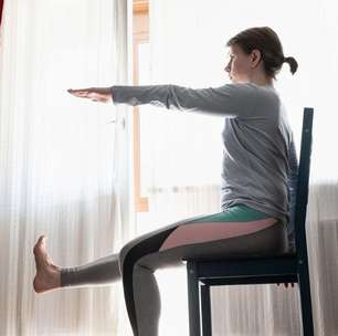 Yoga na cadeira: Prática ajuda no alongamento e reduz o estresse