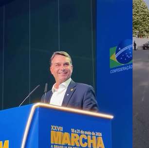 Flávio Bolsonaro irá aos Estados Unidos para reunião com Trump, diz pré-campanha