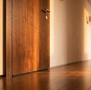Diga adeus às correntes de ar e ao som da rua invadindo o quarto: a porta acústica com guilhotina retrátil que sela a base automaticamente ao fechar