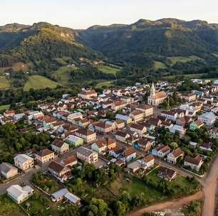 A pequena cidade nas montanhas gaúchas que sobreviveu ao tempo e preserva 48 casarões de madeira erguidos pelos imigrantes originais