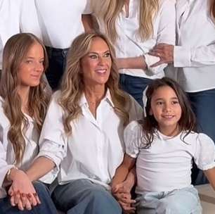 Helô Pinheiro, Tici, Rafa Justus e família mantêm tradição e se reúnem com look igual em jantar: camisa e blusa branca com jeans