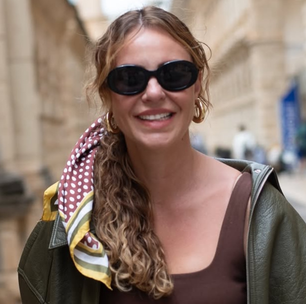 Paolla Oliveira monta mala de viagem para Itália com tons terrosos, lenço e pantalona