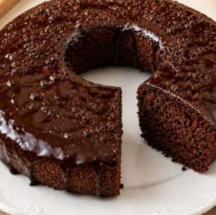 Bolo de chocolate com café de liquidificador, úmido e fofo