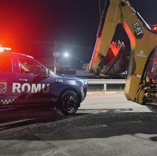 GCM de Suzano recupera retroescavadeira roubada e prende suspeito na rodovia Índio Tibiriçá
