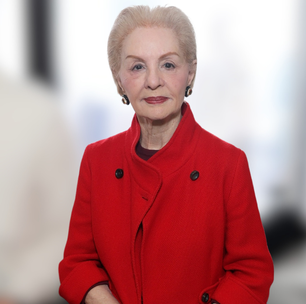 Carolina Herrera sabe o segredo: como dar um toque especial a qualquer look com saia midi ou calça larga neste Outono-Inverno
