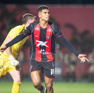 Com golaço de Renê e festa no Barradão, Vitória vence o Internacional e entra no top-10 do Brasileirão