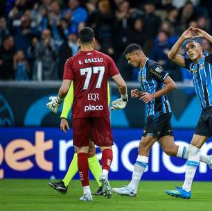 Em noite inspirada de Carlos Vinícius, Grêmio vence o Santos pelo Brasileirão