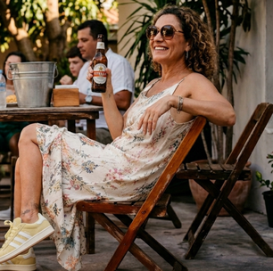 Os novos tênis Adidas na cor 'espuma de cerveja' que prometem destronar o Samba; ideal para mulheres elegantes que amam usá-los com vestido