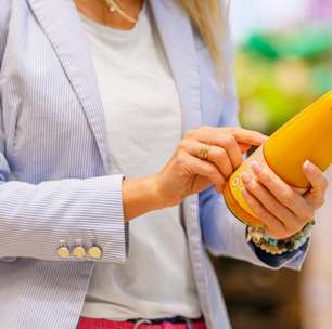 Como tirar cola de pote de vidro sem esforço e reaproveitar os recipientes