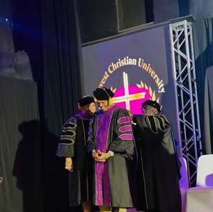 Chris Brown recebe título de PHD em Artes Visuais e Performáticas