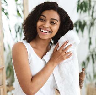 Chega de bad hair day: O jeito certo de usar a toalha no cabelo