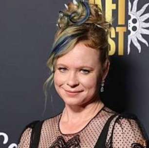 Atriz de Abracadabra assume bissexualidade e faz desabafo emocionante