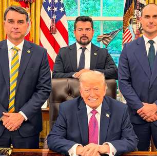 Flávio Bolsonaro divulga foto de encontro com Trump no Salão Oval da Casa Branca