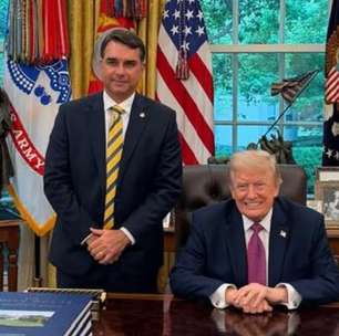 Flávio Bolsonaro diz que ganhou 'moeda de honra' de Trump ao final de reunião: 'Gesto raro, reservado a aliados'