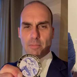 Eduardo Bolsonaro mostra medalha e roda de oração em reunião de Flávio com Trump na Casa Branca