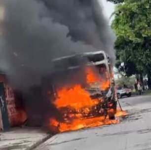 Ônibus é incendiado no Recife após criminosos mandarem ocupantes descerem; veja vídeo