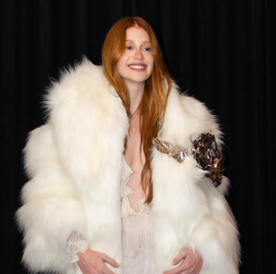 Marina Ruy Barbosa apresenta 'Antártida' com smoking, casaco peludo e look boho chic de alta-costura