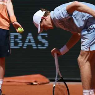 Jannik Sinner é eliminado por tenista argentino em Roland Garros sob problemas físicos e forte calor