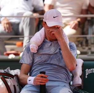 Sinner passa mal com o calor de Paris, é derrotado e se despede de Roland Garros