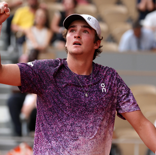 Com look de quase R$ 3 mil, tenista brasileiro João Fonseca ultrapassa Nadal e ganha de Djokovic, atual número 4 do ranking mundial, em Roland Garros; confira raio-x do estilo tenniscore