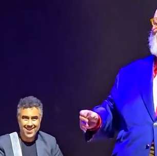 Ed Motta ironiza após fã jogar rolha no cantor durante show: 'Posso guardar?'
