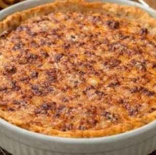 Torta de cebola caramelizada fácil, cremosa e gratinada