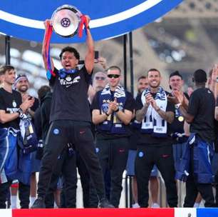 Bicampeão europeu, PSG desfila diante de mais de 100 mil fãs em Paris