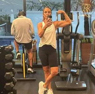 Ivete Sangalo exibe músculos durante treino na madrugada