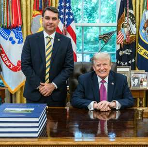 Trump posta foto com Flávio Bolsonaro horas após proposta de taxação ao Brasil: 'Jovem inteligente'
