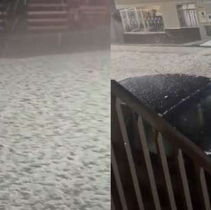 Chuva de granizo transforma paisagem e deixa ruas de cidade cobertas de gelo em MG