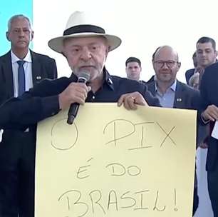 Lula exibe cartaz e usa telão com mensagem em defesa do Pix após proposta de novo tarifaço dos EUA