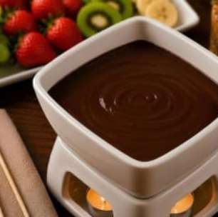 Fondue de chocolate com frutas fácil para compartilhar