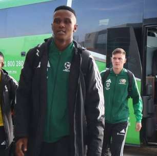 Seleção da África do Sul emociona pequeno torcedor na chegada ao México