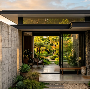 Projeto arquitetônico de casa: como integrar luz natural e materiais puros no design