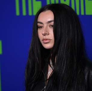 'Uma musicista que quer atuar, isso é inerentemente constrangedor', afirma Charli XCX