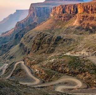 A rodovia na África do Sul sobe a 2.876 metros de altitude; com 9 km de cascalho e curvas extremas, a rota exige tração 4×4 dos motoristas