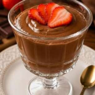 Mousse rápida de chocolate cremosa e fácil de fazer